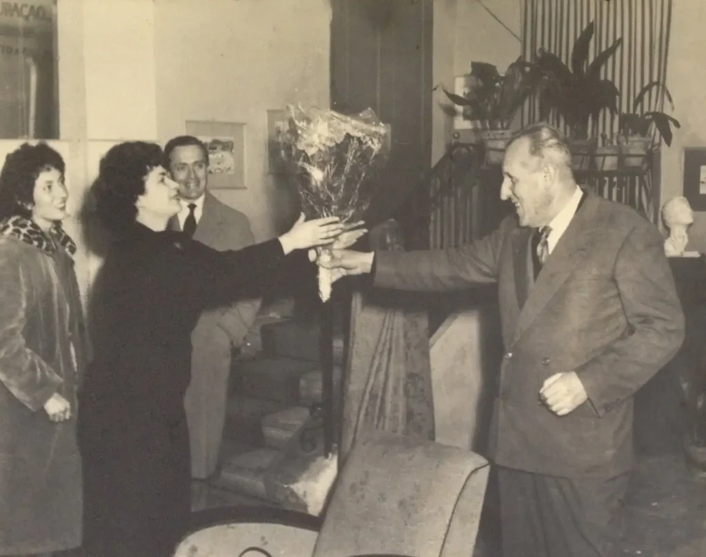 Fotografia anni 50, lo scultore Carlo Conte omaggia Lalla Vanzella con un mazzo di fiori nella abitazione dell'artista.