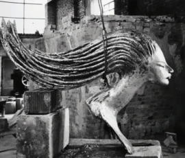 Sollevamento di una scultura in bronzo Fotografia in bianco e nero, sollevamento di un'enorme scultura in bronzo di Lalla Vanzella all'interno della fonderia.