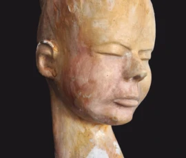 Calco in gesso Calco in gesso di Lalla Vanzella, volto femminile con capelli raccolti e occhi chiusi Altezza della scultura 28 centimetri.