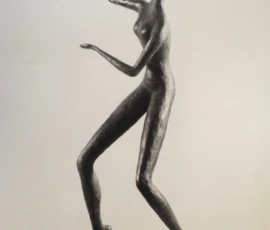 Scultura in bronzo Fotografia in bianco e nero, scultura in bronzo di Lalla Vanzella, figura intera filiforme, molto elegante, sembra quasi accennare ad una danza.