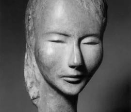 Scultura in bronzo Fotografia in bianco e nero, bronzo di un volto femminile affusolato di Lalla Vanzella. Ricorda un'opera di Modigliani.
