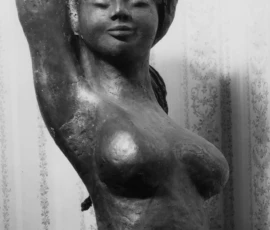 Scultura in bronzo Fotografia in bianco e nero, nudino in bronzo con le braccia sollevate di Lalla Vanzella. Fotografia scattata dall'artista nella propria abitazione.