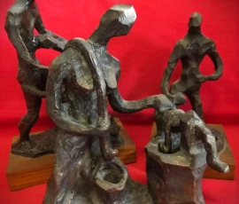 Terracotte dipinte Composizione di 3 sculture in terracotta dipinta di Romano Zaniol. Donna al pozzo, padre con il figlio, uomo e donna inginocchiata