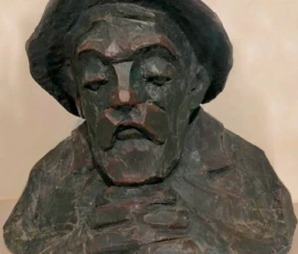 Scultura in terracotta dipinta Grande scultura in terracotta dipinta di Romano Zaniol, un anziano con cappello e mani conserte.